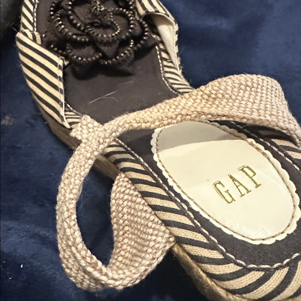 GAP Black and Cream Striped Wedge Sandals Size 8 - Picture 4 of 5